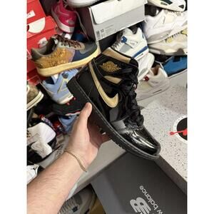 Jordan retro 1 high Black metallic gold sz 10.5